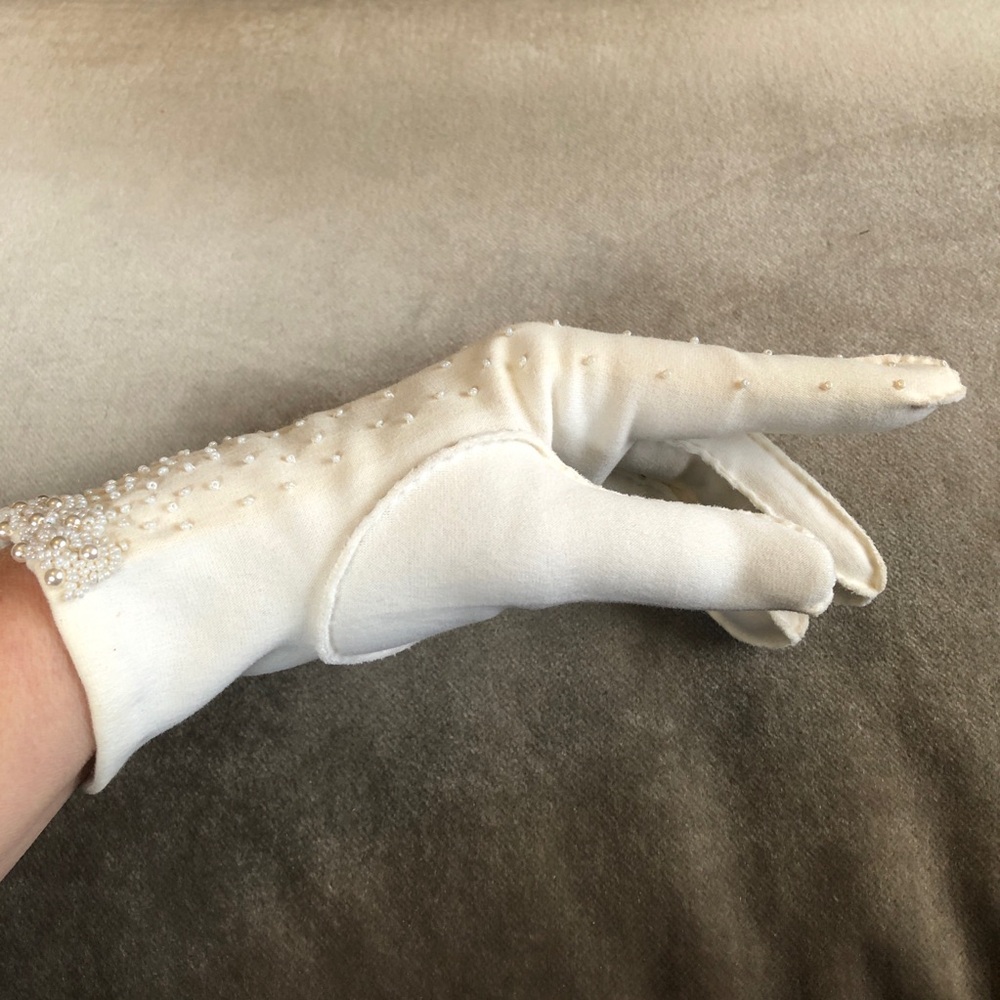 3 pairs Gorgeous vintage gloves: white beaded, white embroidered, brown leather - Picture 9 of 16